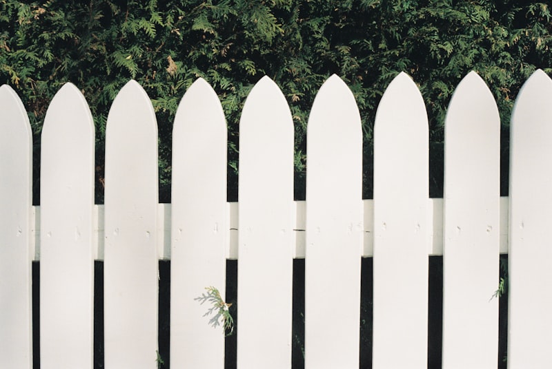 White vinyl fence along a residential property in Chattanooga Tennessee